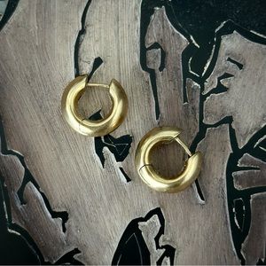 Kendra Scott Mikki Huggie Earrings in Gold